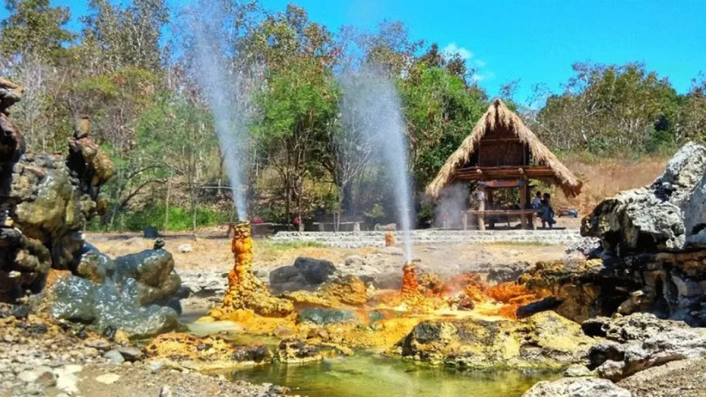 Terpesona dengan Pesona Air Mancur Panas Tuti Adagae, Surga Tersembunyi di Timur