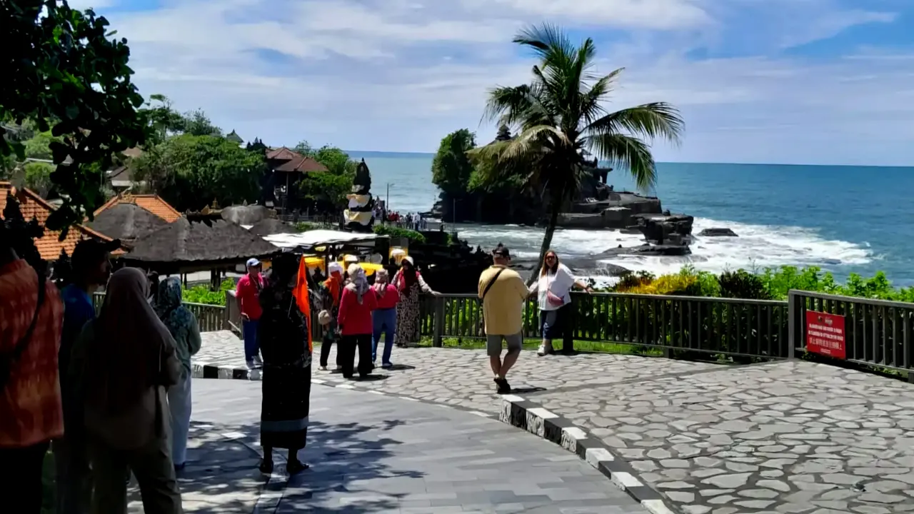 Kunjungan Wisatawan Tanah Lot Diperkirakan Mencapai 10000 Orang